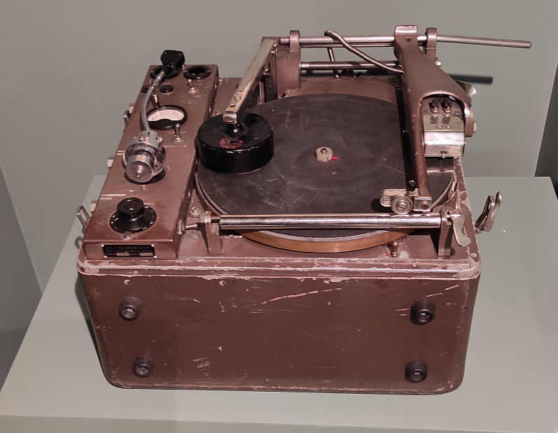 dictaphone-1940.jpg